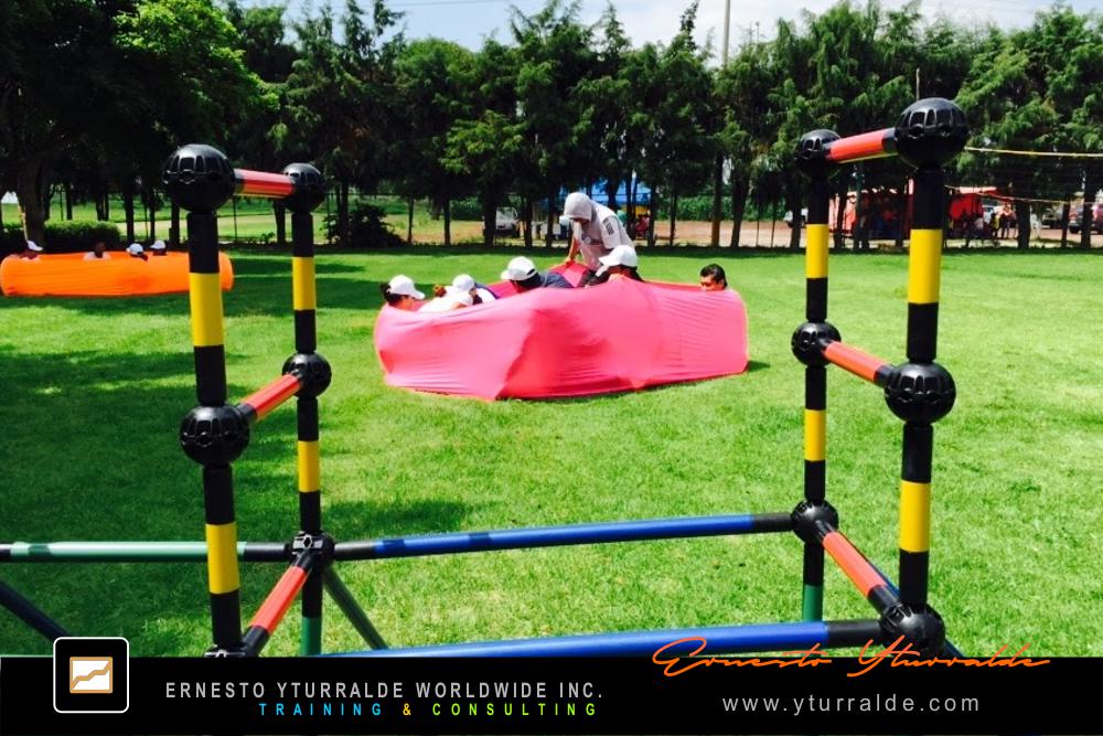 Participantes asumiendo roles estratégicos durante la jornada