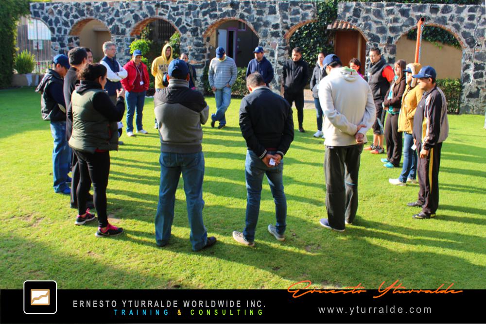 Facilitación profesional guiando dinámicas de transformación