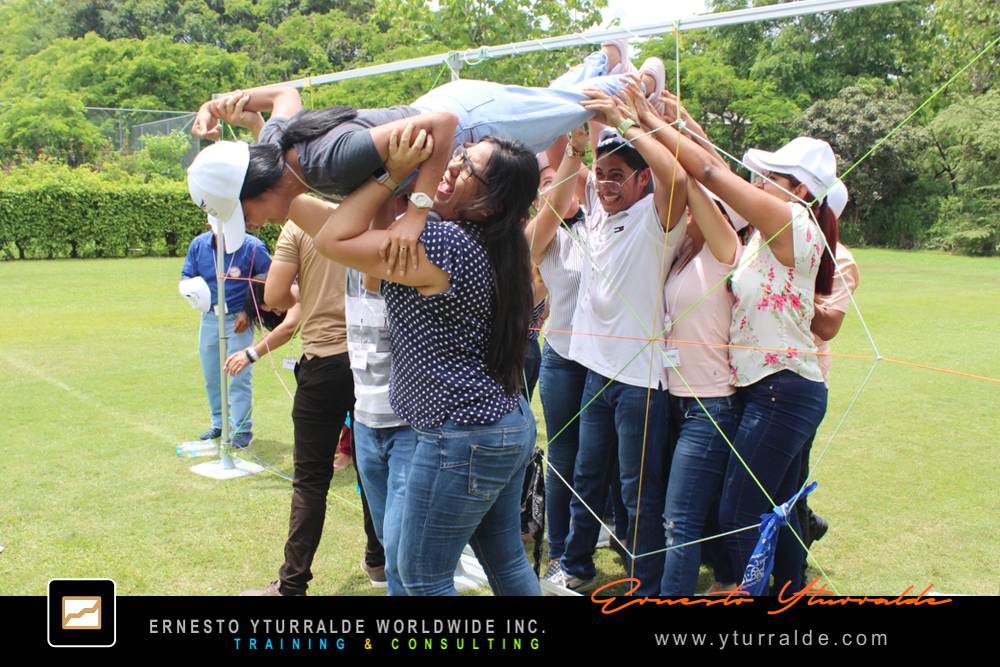 Actividad de Cuerdas Bajas para equipos corporativos en jornadas outdoor